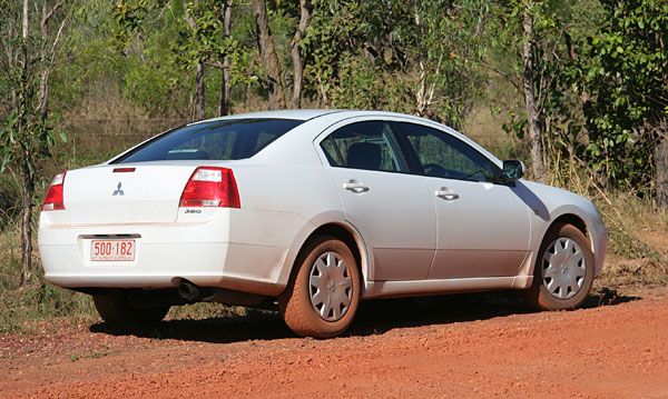 File:2005-2006 Mitsubishi 380 (DB) sedan 02.jpg