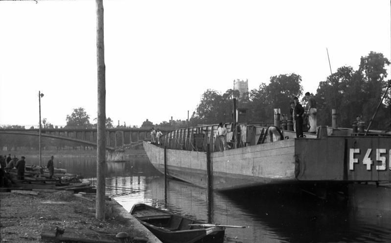 File:Bundesarchiv Bild 101II-M2KBK-218-12, Frankreich, Landungsboot im Hafen.jpg