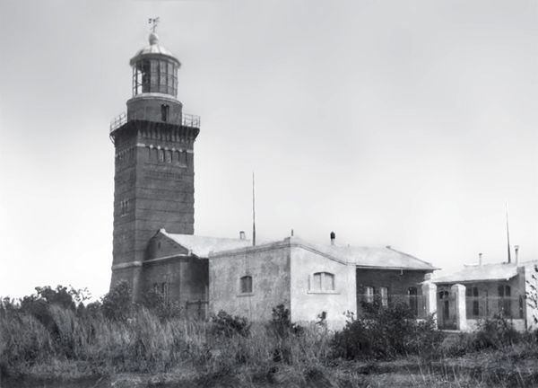 File:Cabra Island First-Order Lighthouse.jpg