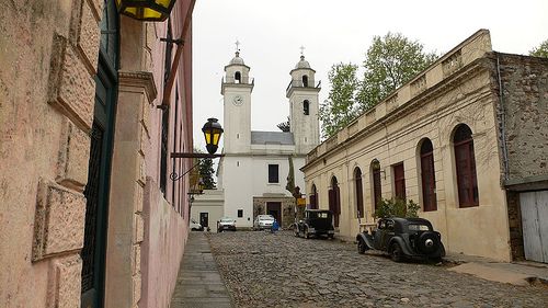 File:Calle en Colonia del Sacramento.jpg