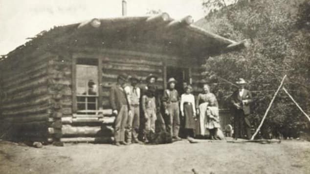 File:Dunton hot springs cabin, c. 1880s.jpg