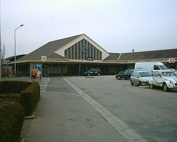 File:Gare Principale Lisieux - Hall 21-03-05.jpg