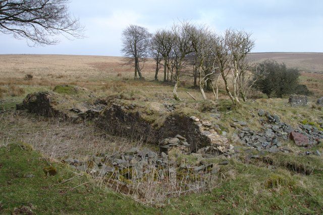 File:Larkbarrow (Ruin) - geograph.org.uk - 510640.jpg