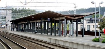 File:Sandvika stsajon platform.jpg