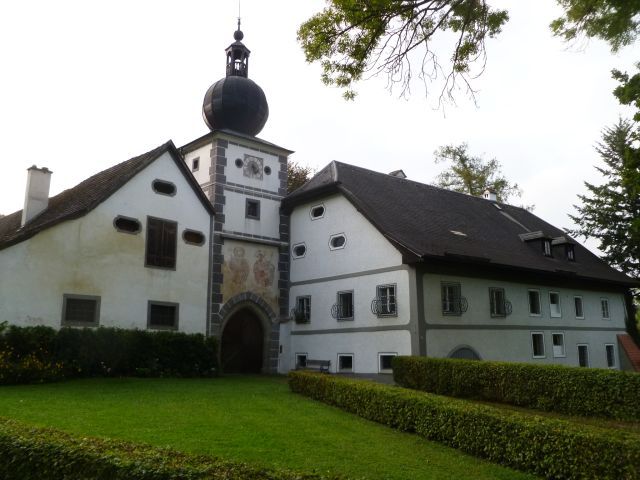 File:Schloss Schlüßlberg-Torturm.jpg