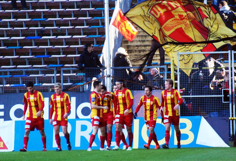 File:Syrianska supporters waving a flag.jpg