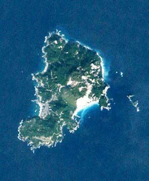 File:Landsat Kozushima Island.jpg