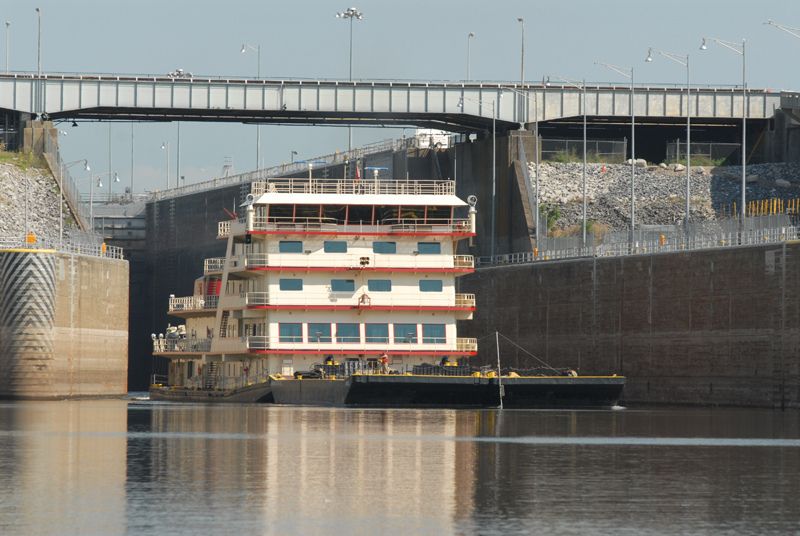 File:MV Mississippi in Kentucky Lock USACE.jpg