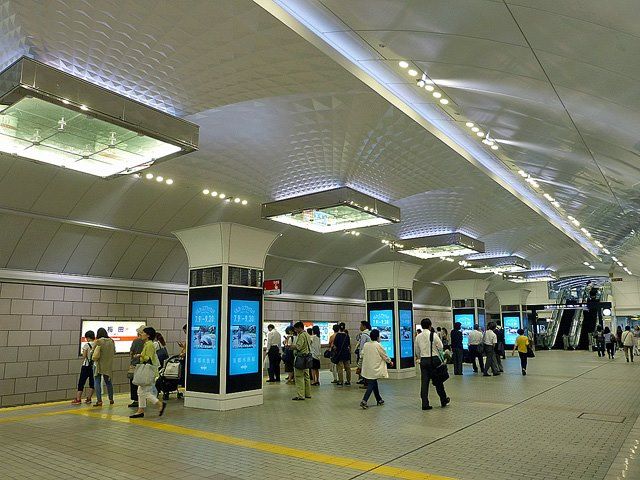 File:Subway-umeda.jpg