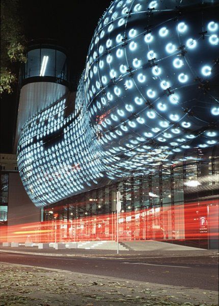 File:Kunsthaus-Graz-Nacht-Medienfassade.jpg