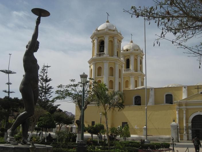 File:Lambayeque Plaza.jpg