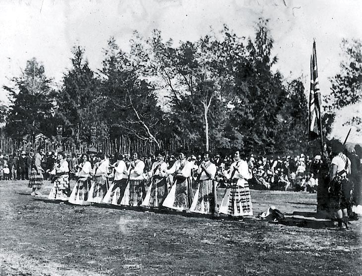 File:Maori women dancing.jpg