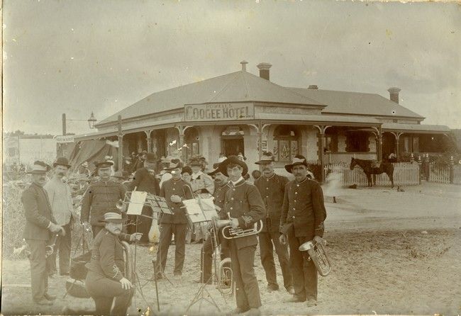 File:Band outside Coogee Hotel, c1900.jpg