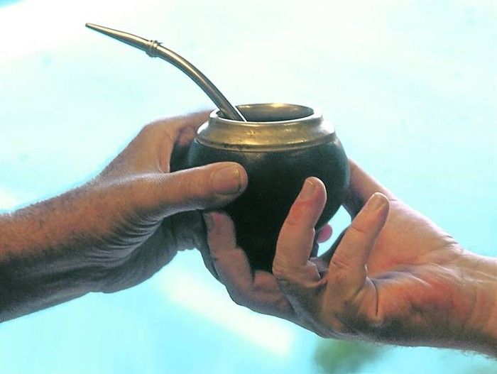 File:Compartiendo un mate.jpg