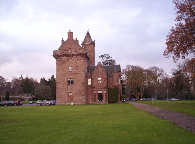 File:Guthrie Castle.jpg