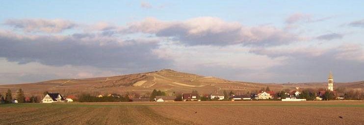 File:Petersberg Rheinhessen.jpg