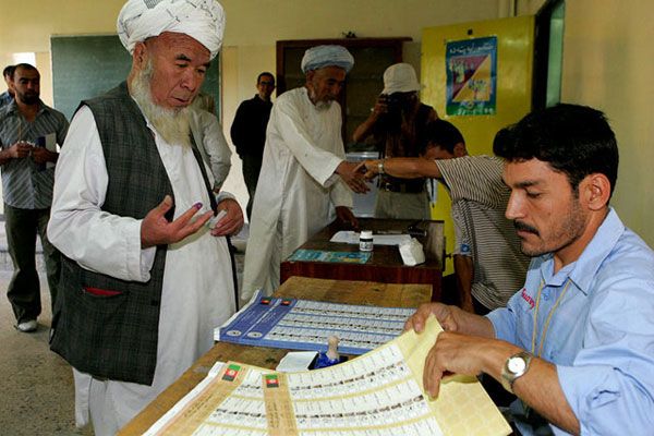 File:Afghan voting 9-18-2005 male.jpg