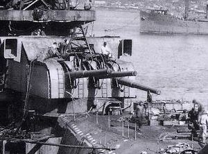 File:Aft 155 mm gun turret Yamato 300px.jpg