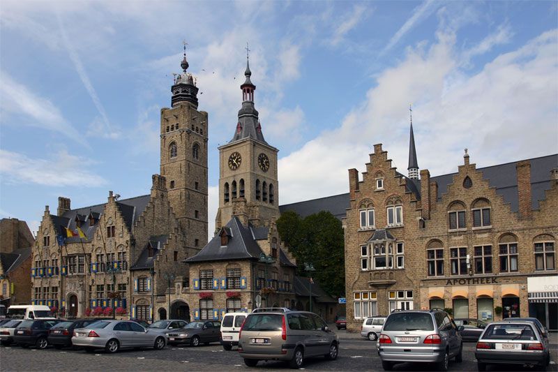 File:Diksmuide stadhuis, belfort, St Niclaas.jpg