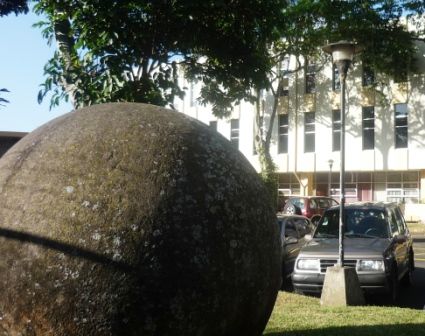 File:Esfera Precolombina en Univ de Costa Rica.JPG