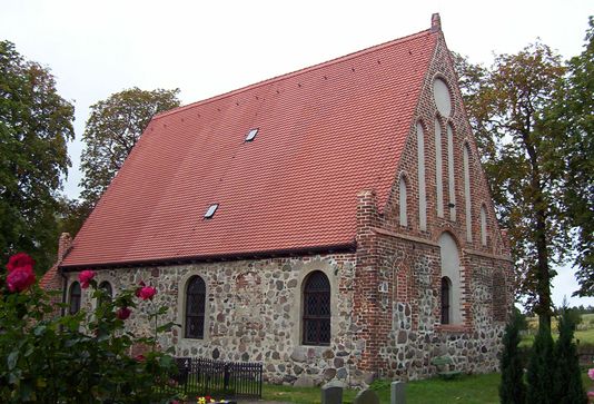 File:Kirche Garz (Usedom) von SO.jpg