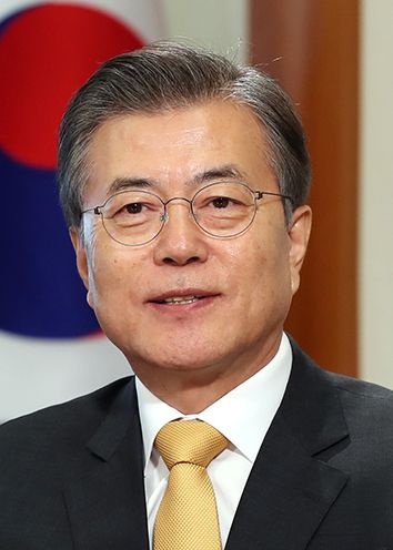 File:Moon Jae-in (2017-10-01) cropped.jpg