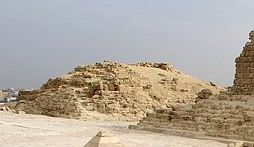 File:Queen Pyramid of Hetepheres (G1a).jpg