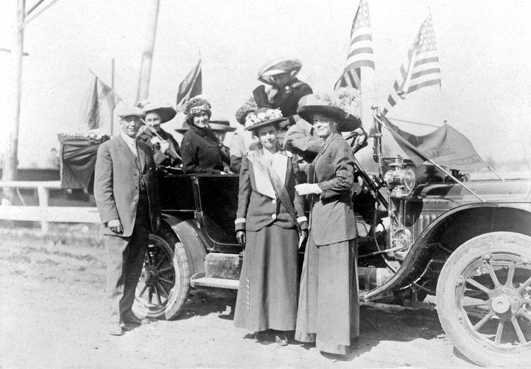 File:Suffragists campaigning in Wisconsin, June 7, 1916.jpg