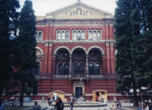 File:Victoria and Albert Museum courtyard.jpg