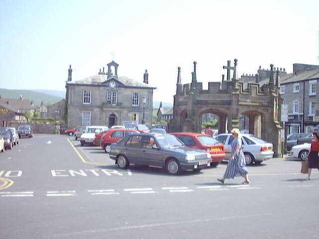 File:Kirkby Lonsdale Cross.jpg