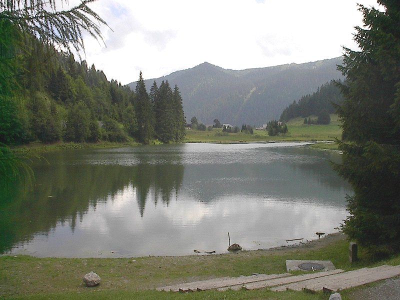 File:Lac de Morgins.jpg