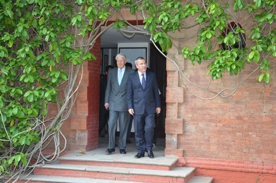 File:Olafur Grimsson with Peter McLaughlin, Doon School.jpg