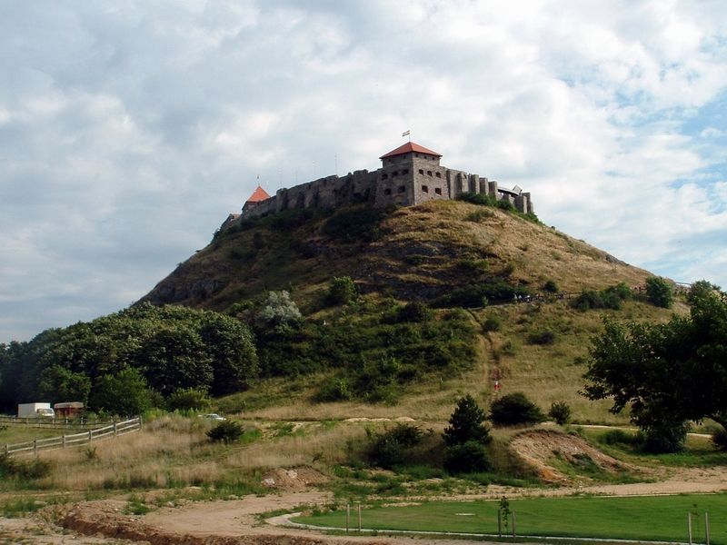 File:Sümeg Castle 2.jpg