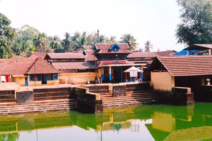 File:Ayyappan Kavu cherpulassery.jpg