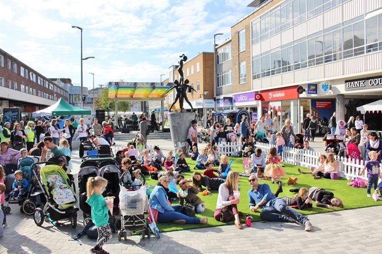 File:Hemel Hempstead New Town Square.jpg