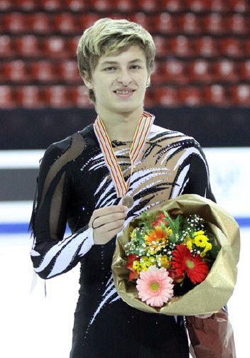 File:2009 WJC Men's Podium Artem GRIGORIEV.jpg