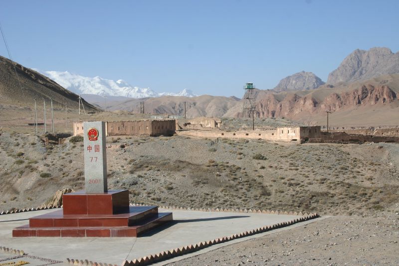 File:Chinese border post at Erkeshtam.jpg