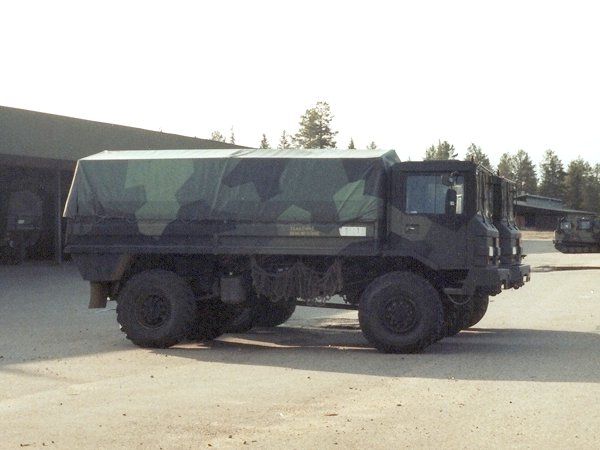 File:Military vehicle Sisu SA-150.jpg