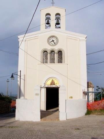 File:Villa Badessa Kirche.jpg