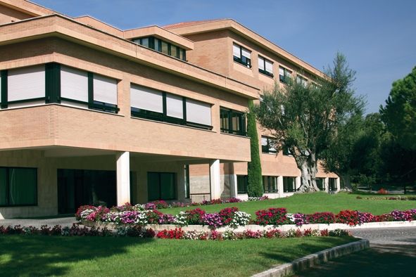 File:Ateneo Pontificio Regina Apostolorum Outside.jpg