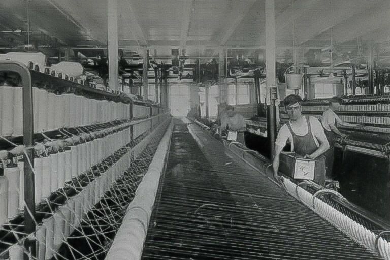 File:Cabot Mill 1920 Mule Spinning Room.jpg