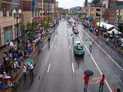 File:HennAveParade.jpg