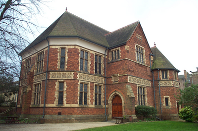 File:Oxford Union (debating chamber) 20040228.png