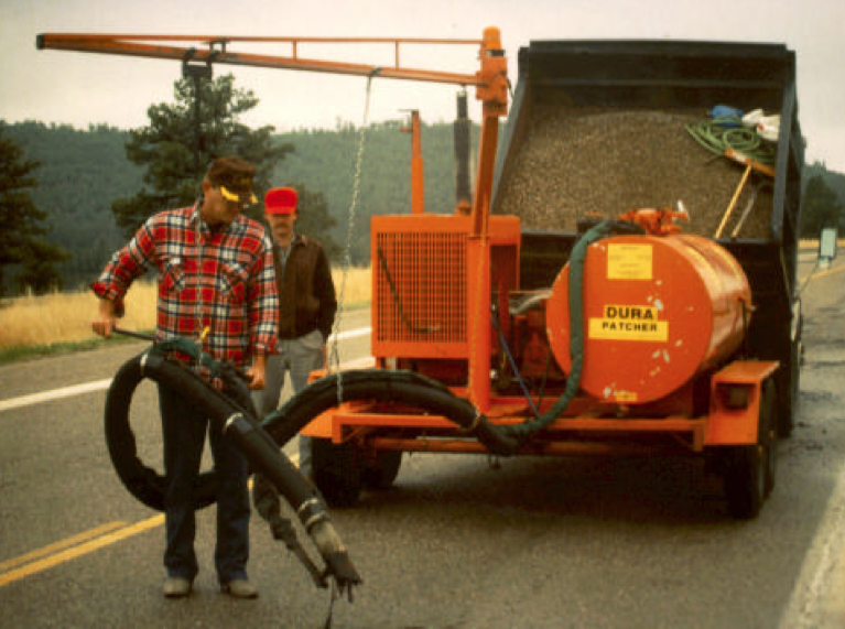 File:Pothole spray-injection equipment.png