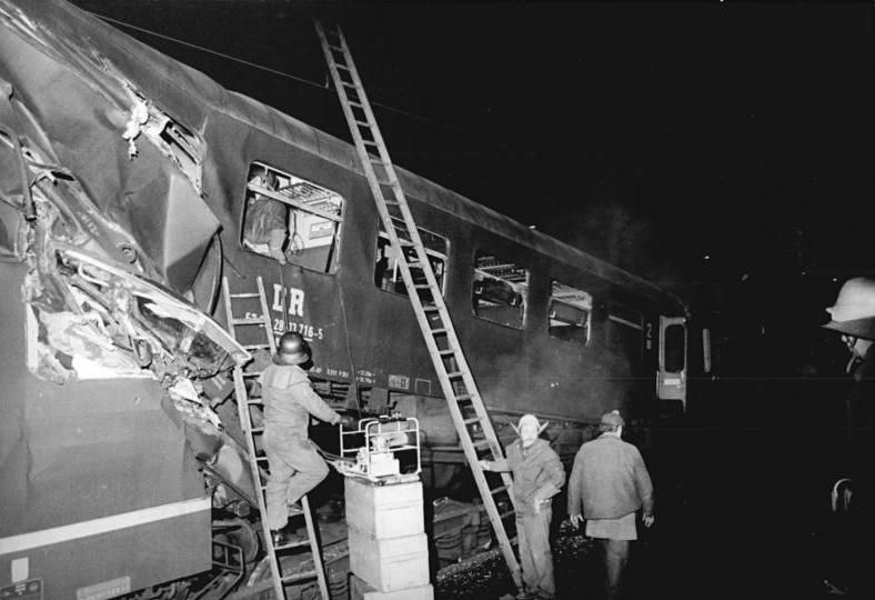 File:Bundesarchiv Bild 183-1984-0229-033, Bahnhof Hohenthurm, Eisenbahnunglück.jpg