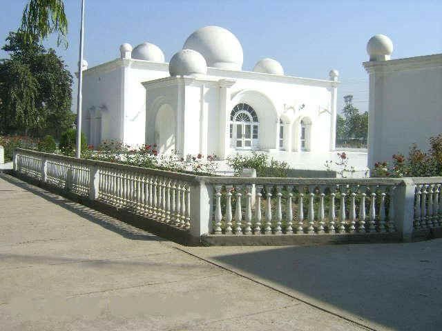 File:Fazlehaq College mosque.jpg