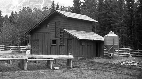 File:Many Glacier Barn.jpg