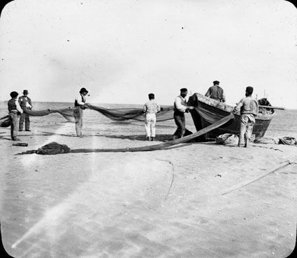 File:Pêcheurs à Saint-Jean-de-Luz, Pyrénées-Atlantiques.jpg