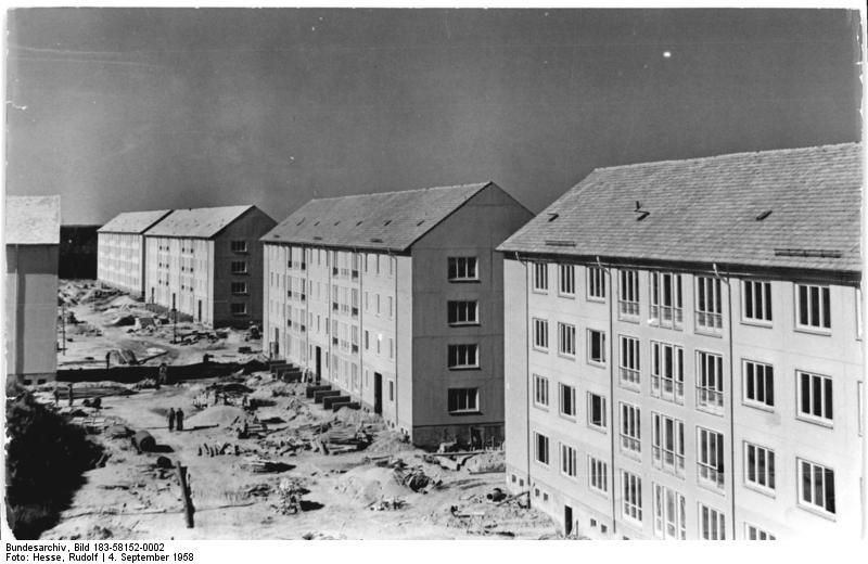 File:Bundesarchiv Bild 183-58152-0002, Hoyerswerda, Wohnblocks.jpg