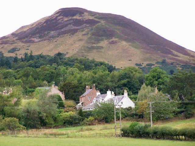 File:Eildon Village - geograph.org.uk - 55018.jpg